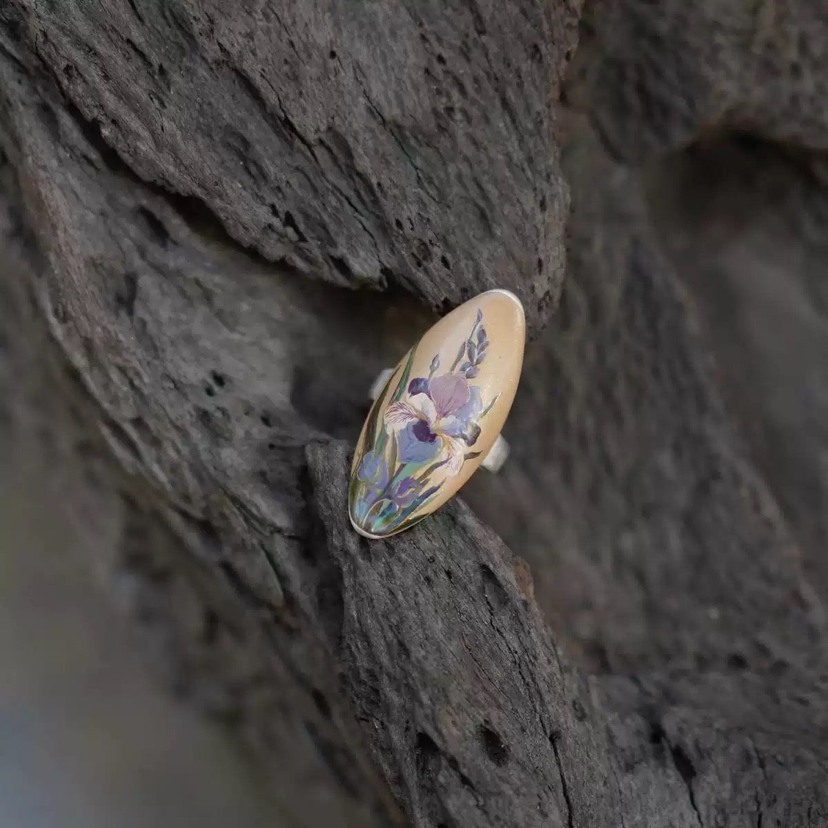 “Iris Whisper" – Hand-Painted Mother-of-Pearl Oval Statement Ring